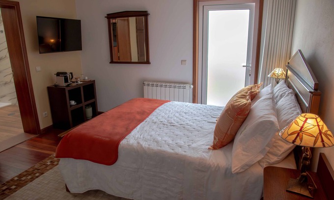 Macedo de Cavaleiros Apartment | Room 'Quarto Silva' with Mountain View, Wi-Fi and Air Conditioning
