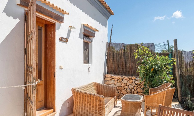 Sant Carles de Peralta Apartment | Room 'Romero' with Mountain View, Wi-Fi, and Air Conditioning