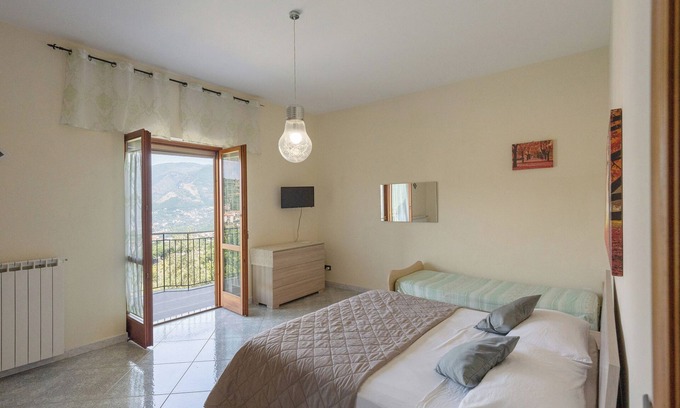 Piazza-Tralia-Pendolo Apartment | Room 'Tripla Con Vista Montagna' with Mountain View, Shared Garden and Wi-Fi