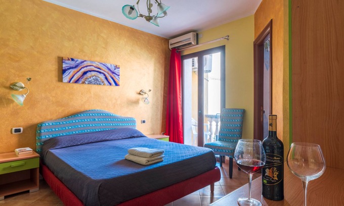 Bari Sardo Apartment | Room 'Tulipano' with Balcony, Wi-Fi and Air Conditioning