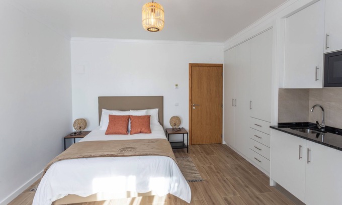 Castelo Apartment | Room with private bathroom and pine forest view at Casa das Vinhas in Sesimbra