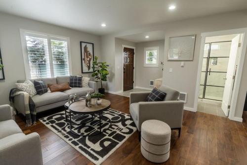 Parkland House | Room with Queen Bed in Tacoma
