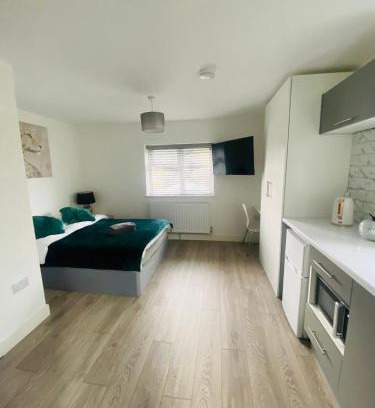 Peterborough Apartment | Roomello City Studios