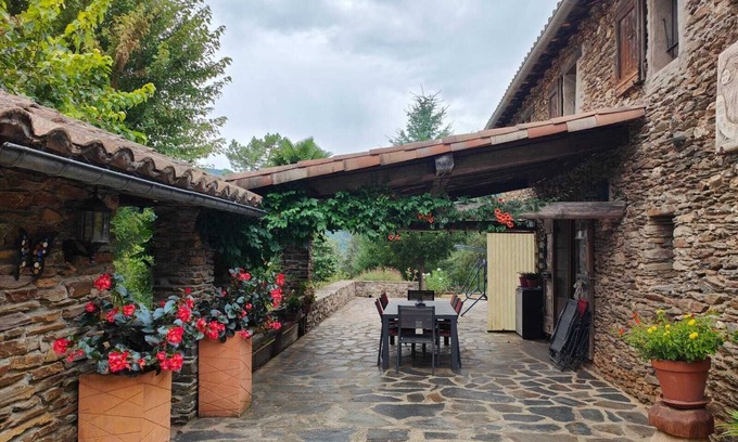 Saumane Apartment | Rooms with shared terrace, shared garden and Wi-Fi