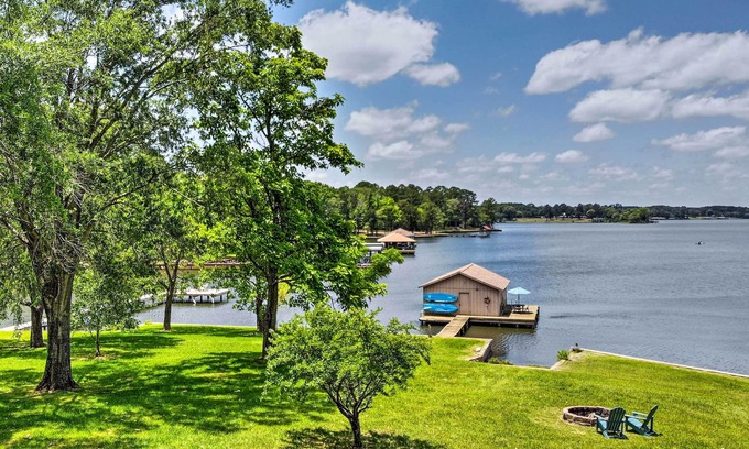 Berryville House | Roomy Texas Lake Retreat w/Private Boat Ramp