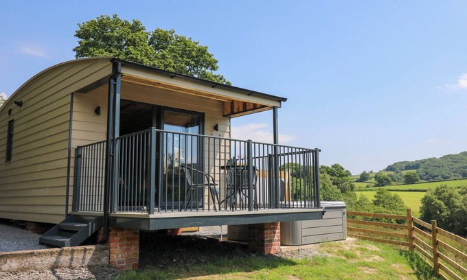 Rhayader Cottage | ROOSTER'S REST, pet friendly, with hot tub in Rhayader