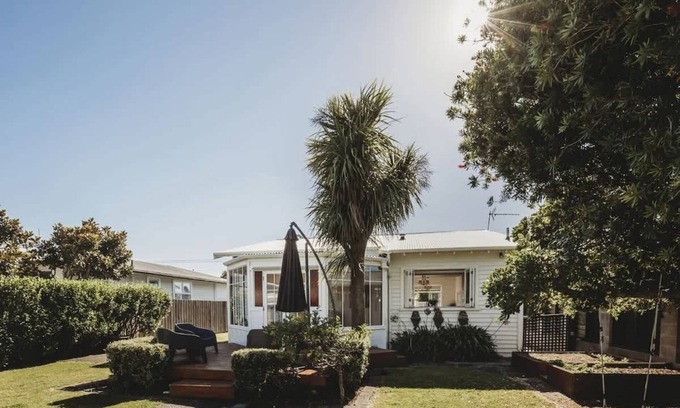 Fitzroy House | Rophia Retreat: Family Bungalow in New Plymouth