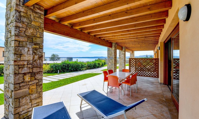 Moniga del Garda Resort | Rosa dei Venti: 1 bedroom std, lake view apartment, 2 pools, central location