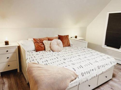 Fredericton Apartment | Rose All Day Downtown Mins to Hospital