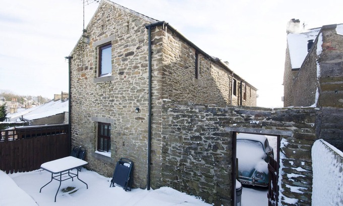 Sparrowpit Cottage | ROSE BARN, pet friendly, character holiday cottage in Sparrowpit
