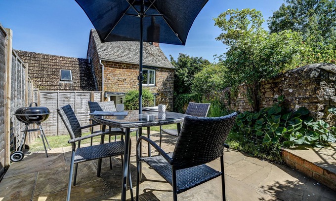 Middleton Cheney Cottage | Rose Cottage | Adderbury Holiday Let | 2 Beds & Sleeps 3