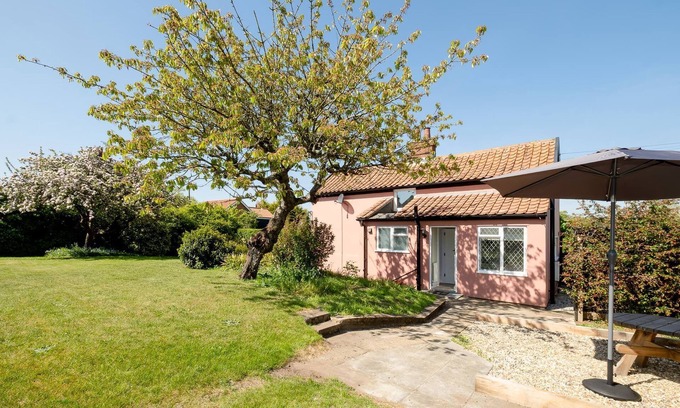 Blaxhall Cottage | Rose Cottage, Blaxhall - sleeps 4 guests in 2 bedrooms