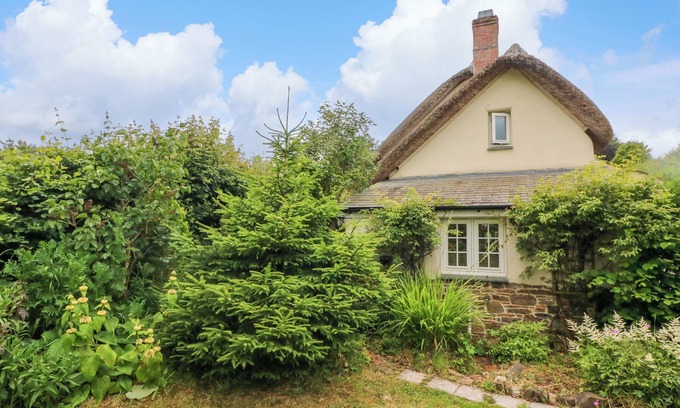 East Portlemouth Cottage | ROSE COTTAGE, pet friendly, with hot tub in Okehampton