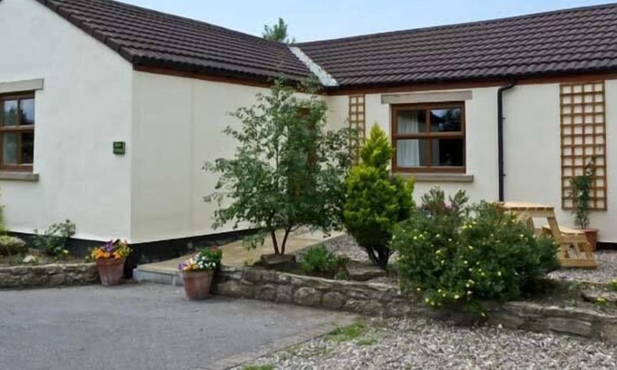 Richmond Cottage | ROSE COTTAGE, pet friendly, with a garden in Caldwell