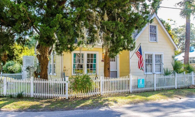 Tybee Island Cottage | Rose's Folie c1939! Charming unique North End Cottage, fenced yard for pets!