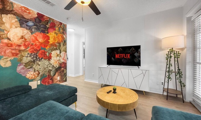 West Campus Apartment | Rose Suite - Sleeps 6!| Great for F1 and Longhorns