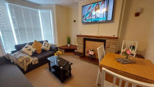 Gillingham Apartment | Rose Villa- Great For Long & Short Stays!