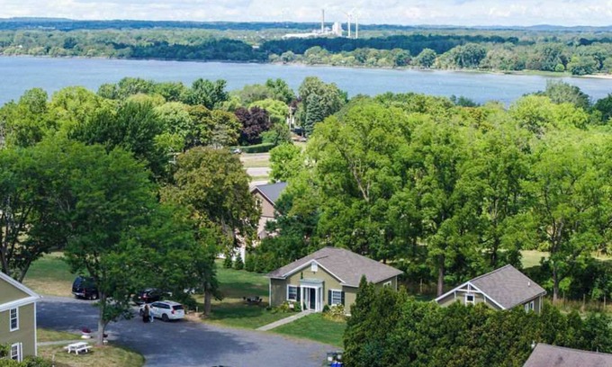 Geneva House | Rosehill Cottage Lake Views & Mansion Grounds
