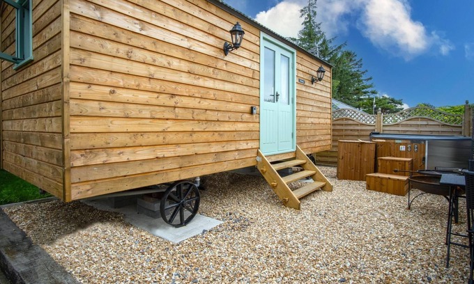 Amroth House | Rosemary - 1 Bedroom Shepherd's Hut - Amroth