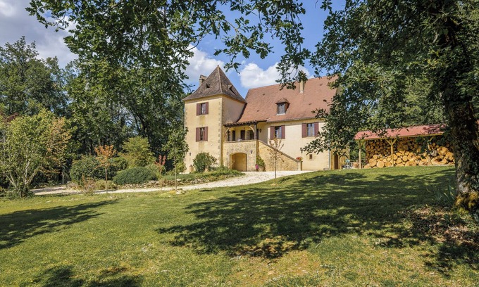 Les Eyzies Villa | Rosepeche, a beautiful villa with a castle feel