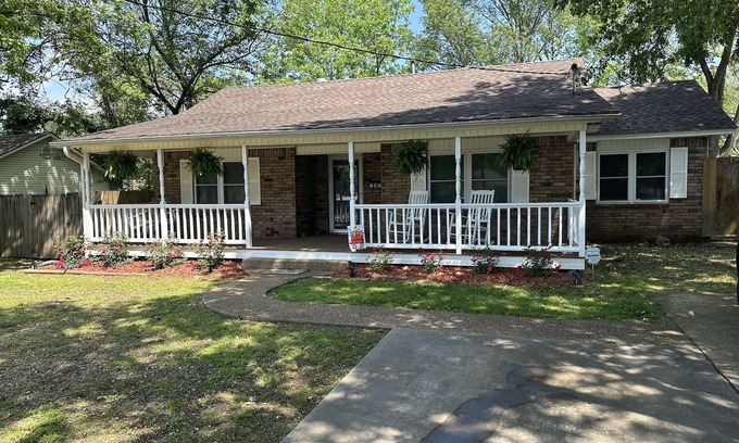 Paris House | Rosewood Cottage…sleeps up to 7!—Cleaning fee included in nightly rate!