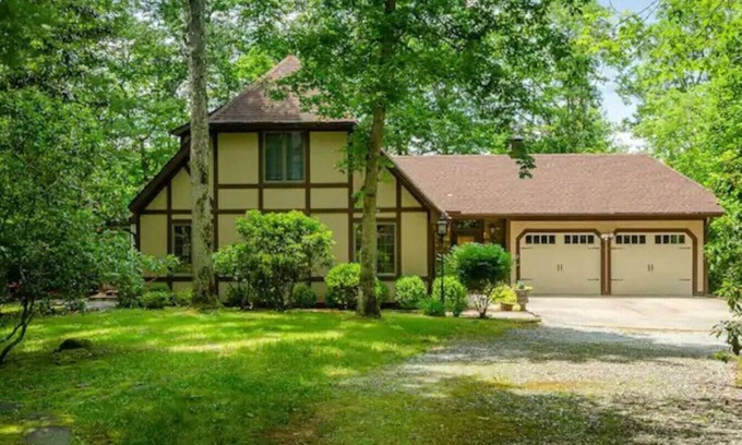 Franklin House | Rosewood Cottage Tucked Away in the Mountains