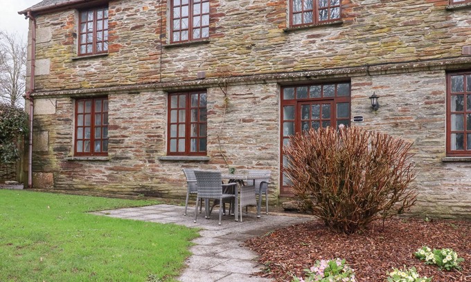 Saint Breward Cottage | ROUGHTOR COTTAGE, family friendly, with pool in St Tudy