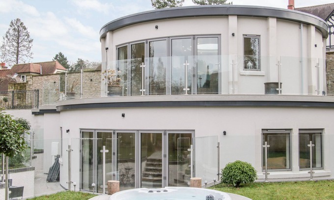 Church Stretton Cottage | ROUND HOUSE, family friendly, with hot tub in Church Stretton