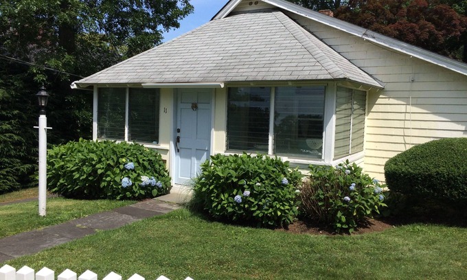 Rowayton Cottage | Rowayton Bungalow- Jan 1- May 1st 5,900 Monthly Inquire!