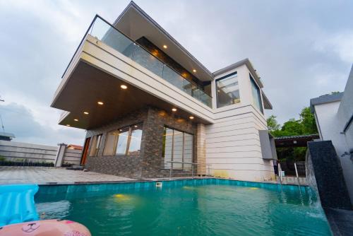 Lonavala Villa | Royal Cabana Lonavla - 6BHK Luxury Villa with Heated pool and Turf