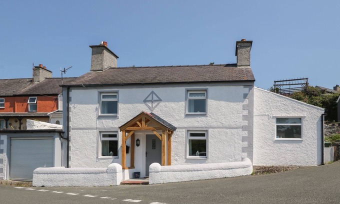 Amlwch Cottage | ROYAL OAK COTTAGE, pet friendly, with a garden in Amlwch Port