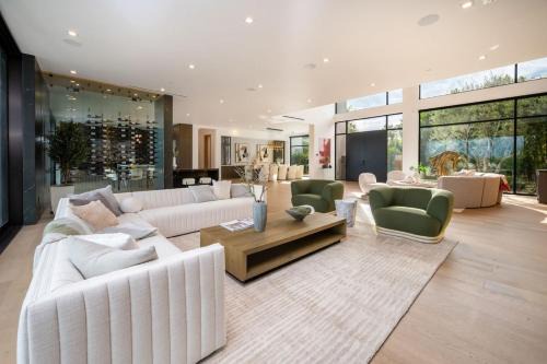 Encino Villa | Royal Oaks Ultra-Luxury Resort