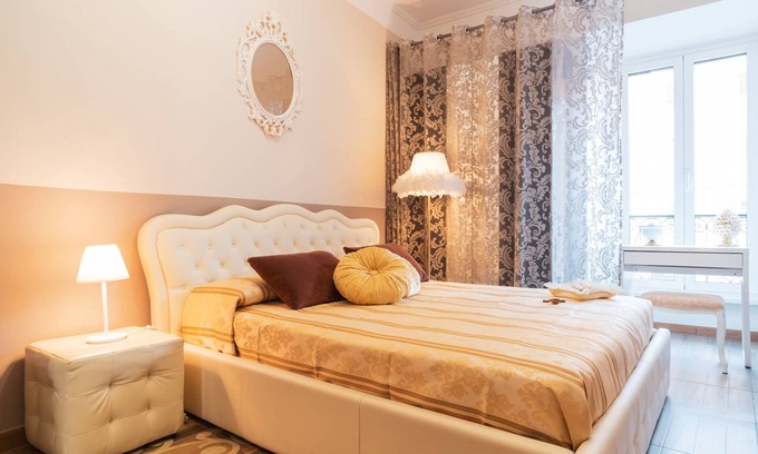 Salario House | Royal Room