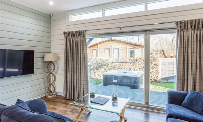 Harlow Apartment | Roydon Two Bedroom Lodge with Hot Tub (Pet)