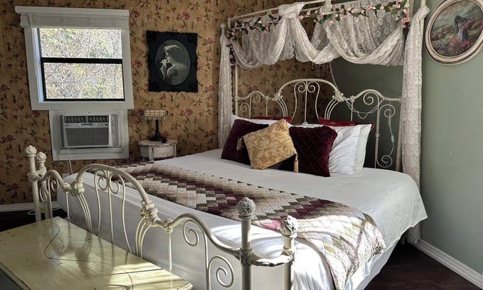 Eureka Springs Cabin | RT 62 Motor Resort Victorian Cabin w/Jacuzzi