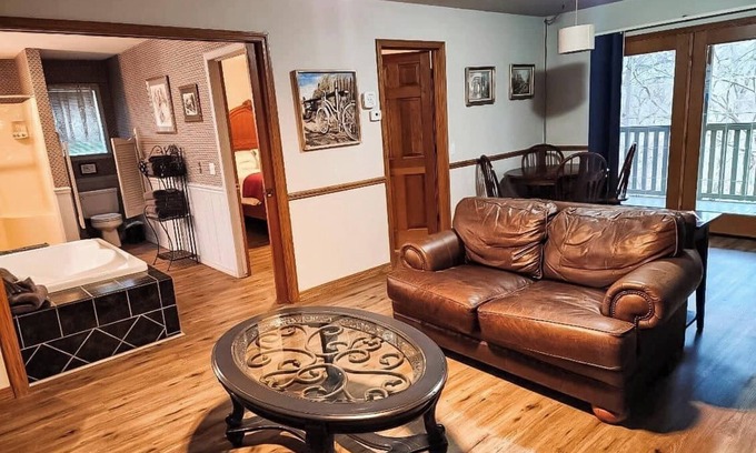 Eureka Springs Cabin | RT 62 Motor Resort Honeymoon Cabin w/Jacuzzi