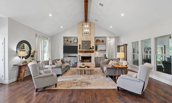 Lacy-Lakeview House | Ruby Dell Ranch - Just 10 mins from downtown Waco!