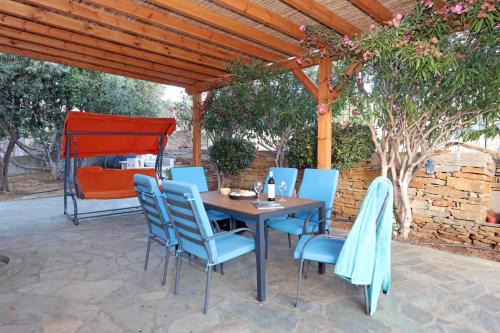 Gavrio House | Ruby's summer house with spacious garden and free parking