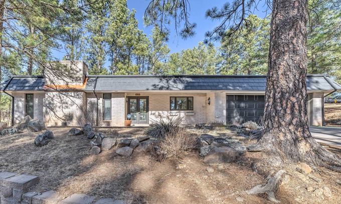 Ruidoso Cottage | Ruidoso Getaway w/Deck - 16 Mi to Ski Apache