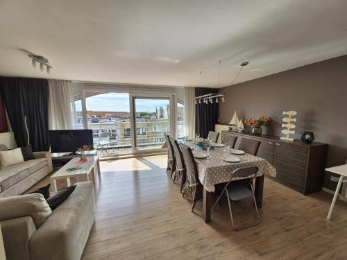 Blankenberge Apartment | Ruim duplex appartement- 8p - wandelafstand strand