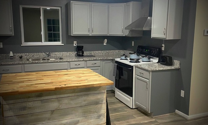 Eastview House | Rural 2 bedroom ranch with country setting