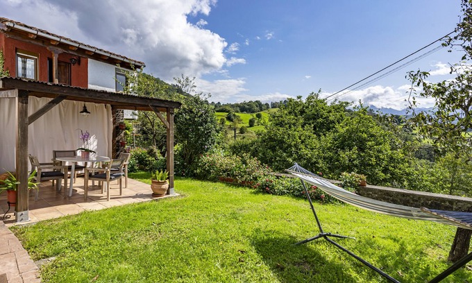 Llenin House | Rural House 'La Casita De Heidi' with Mountain Views, Private Terrace and Wi-Fi