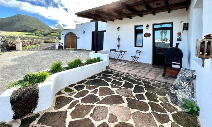 Ye Cottage | Rural House with terrace,barbecue and view