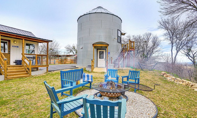 Dennis Cabin | Rural Retreat w/Water View! 9 Mi to Dtwn Granbury