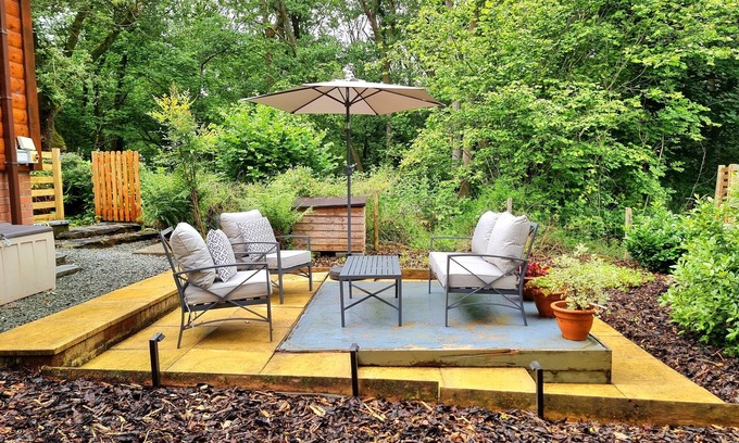 Dolgellau Cabin | Rural Snowdonia Lodge with Log Burner and Sauna. Dogs allowed.