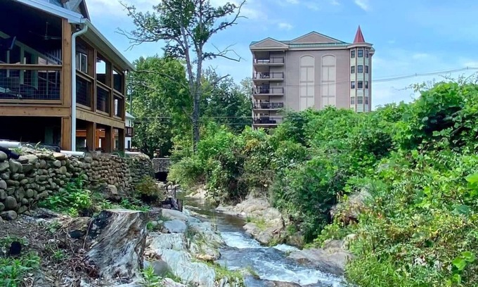 Gatlinburg Cabin | Rushing Water/Hot Tub/Walk 2 Downtown Gatlinburg