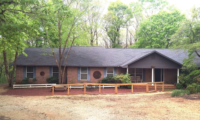 Auburn House | Rushing Waters retreat lodge in Loachapoka, Al