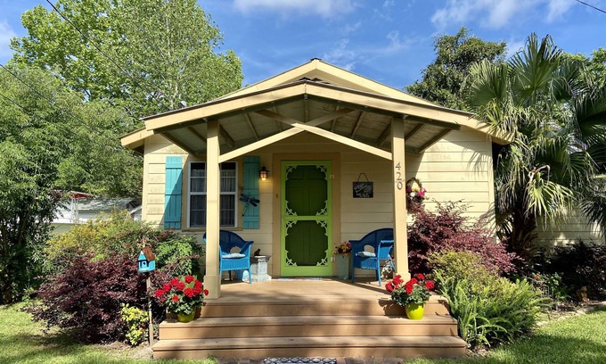 Biloxi Cottage | Russell Cottage: Your home away from home.