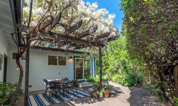 Guerneville House | RussianRiverBungalow:Family Retreat! NEW & Magical Walk to the River!WiFi/Pup