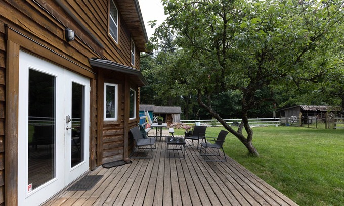 Black Creek House | Rustic 3 Bedroom with Fireplace in Miracle Beach